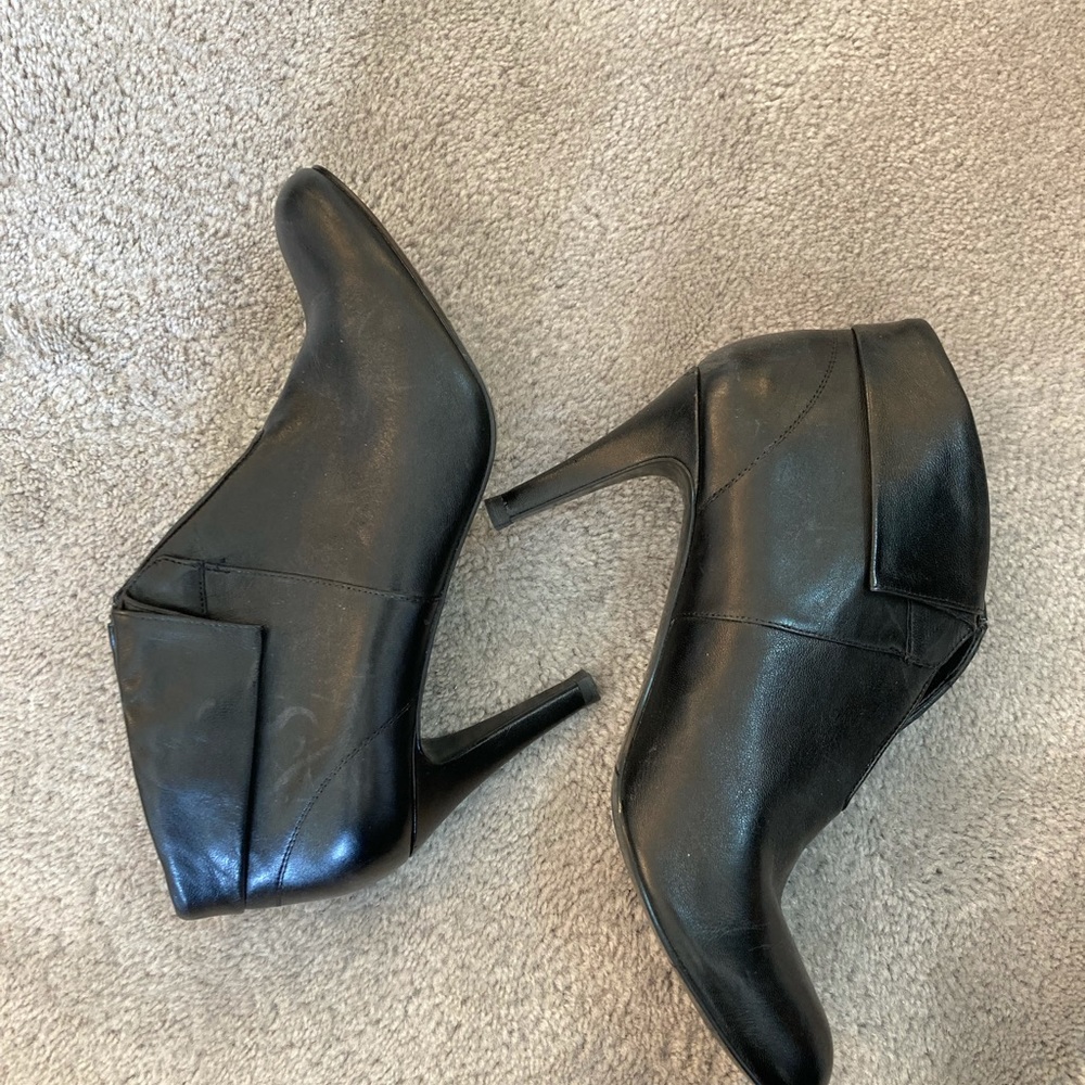 Nine West. 3inch. Leather bootie. Worn once
